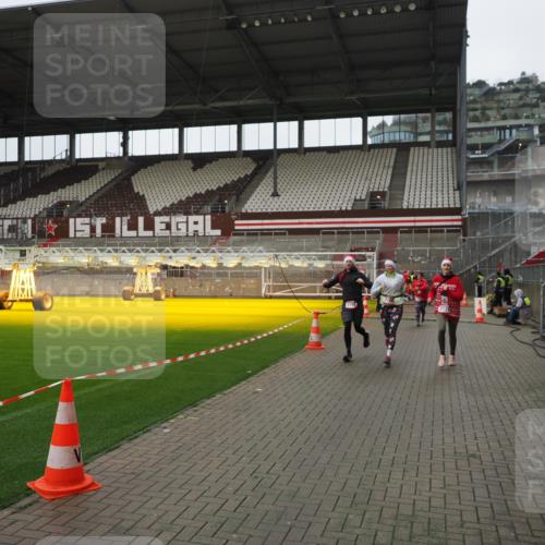 07.12.2025 - St. Pauli X-Mass-Run No. 15 Fabian Wolf http://msf.ph/oto/9421483 07.12.2025 11:46:30 Ziel 949, 954, 1073, 2108, 2109, 2111, 2716, 2935, 2941, 3523, 3524, 3960 meine-sportfotos.de