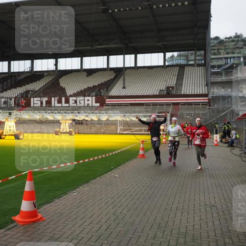07.12.2025 - St. Pauli X-Mass-Run No. 15 Fabian Wolf http://msf.ph/oto/9421484 07.12.2025 11:46:30 Ziel 949, 954, 1073, 2108, 2109, 2111, 2716, 2935, 2941, 3523, 3524, 3960 meine-sportfotos.de