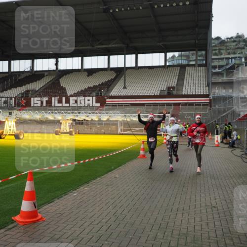 07.12.2025 - St. Pauli X-Mass-Run No. 15 Fabian Wolf http://msf.ph/oto/9421485 07.12.2025 11:46:31 Ziel 949, 954, 2108, 2109, 2111, 2716, 2935, 2941, 3960 meine-sportfotos.de