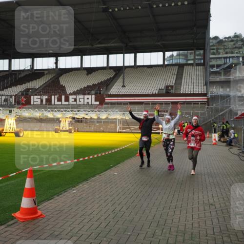 07.12.2025 - St. Pauli X-Mass-Run No. 15 Fabian Wolf http://msf.ph/oto/9421486 07.12.2025 11:46:31 Ziel 949, 954, 2108, 2109, 2111, 2716, 2935, 2941, 3960 meine-sportfotos.de