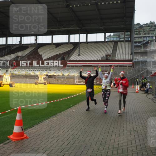 07.12.2025 - St. Pauli X-Mass-Run No. 15 Fabian Wolf http://msf.ph/oto/9421487 07.12.2025 11:46:31 Ziel 949, 954, 2108, 2109, 2111, 2716, 2935, 2941, 3960 meine-sportfotos.de