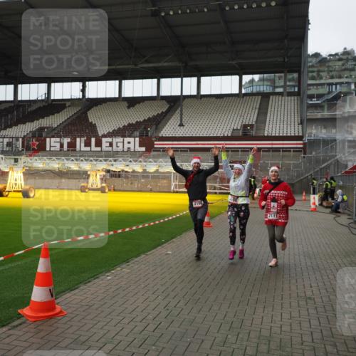 07.12.2025 - St. Pauli X-Mass-Run No. 15 Fabian Wolf http://msf.ph/oto/9421488 07.12.2025 11:46:31 Ziel 949, 954, 2108, 2109, 2111, 2716, 2935, 2941, 3960 meine-sportfotos.de