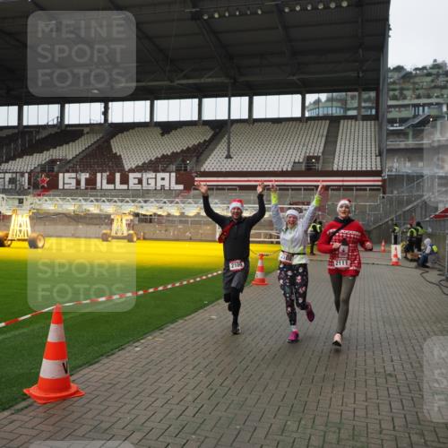 07.12.2025 - St. Pauli X-Mass-Run No. 15 Fabian Wolf http://msf.ph/oto/9421489 07.12.2025 11:46:31 Ziel 949, 954, 2108, 2109, 2111, 2716, 2935, 2941, 3960 meine-sportfotos.de
