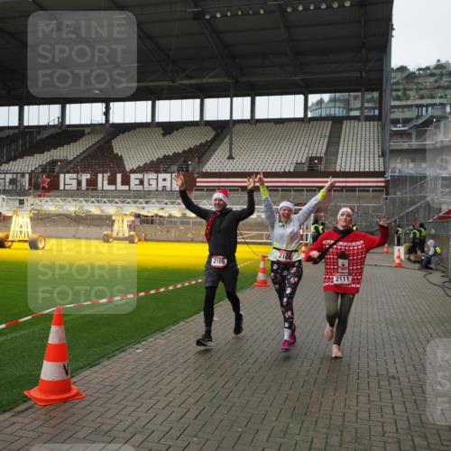 07.12.2025 - St. Pauli X-Mass-Run No. 15 Fabian Wolf http://msf.ph/oto/9421490 07.12.2025 11:46:32 Ziel 954, 2108, 2109, 2111, 2716, 2935, 2941, 3960 meine-sportfotos.de