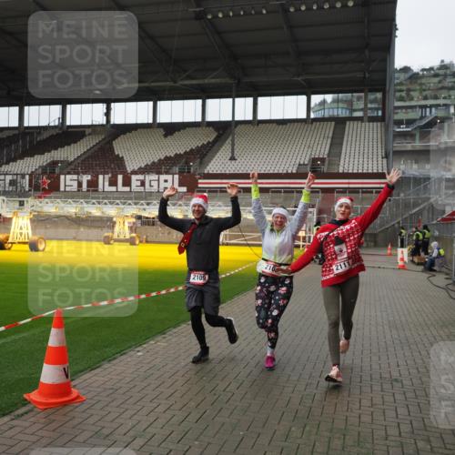 07.12.2025 - St. Pauli X-Mass-Run No. 15 Fabian Wolf http://msf.ph/oto/9421491 07.12.2025 11:46:32 Ziel 954, 2108, 2109, 2111, 2716, 2935, 2941, 3960 meine-sportfotos.de
