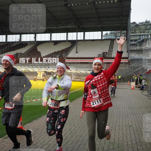 07.12.2025 - St. Pauli X-Mass-Run No. 15 Fabian Wolf http://msf.ph/oto/9421495 07.12.2025 11:46:33 Ziel 2108, 2109, 2111, 2716, 2935, 2941, 3960 meine-sportfotos.de