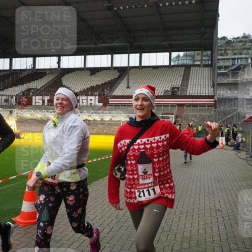 07.12.2025 - St. Pauli X-Mass-Run No. 15 Fabian Wolf http://msf.ph/oto/9421496 07.12.2025 11:46:33 Ziel 2108, 2109, 2111, 2716, 2935, 2941, 3960 meine-sportfotos.de