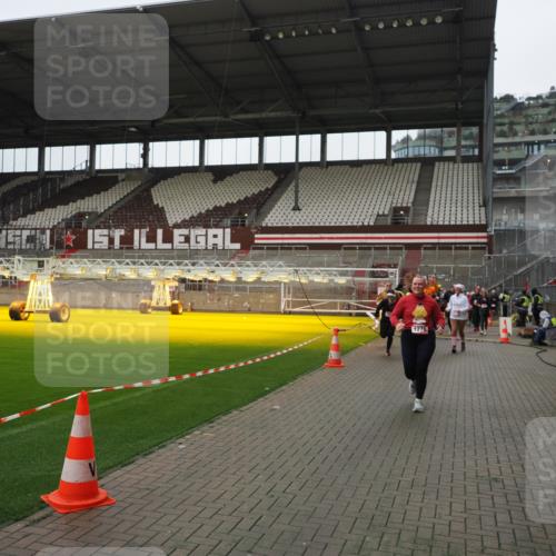 07.12.2025 - St. Pauli X-Mass-Run No. 15 Fabian Wolf http://msf.ph/oto/9421500 07.12.2025 11:46:44 Ziel 346, 371, 642, 649, 903, 987, 1276, 2108, 2109, 2111, 2179, 2180, 2442, 2446, 3960 meine-sportfotos.de