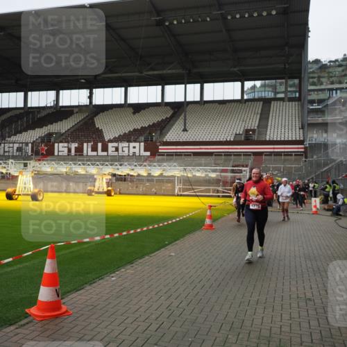 07.12.2025 - St. Pauli X-Mass-Run No. 15 Fabian Wolf http://msf.ph/oto/9421501 07.12.2025 11:46:44 Ziel 346, 371, 642, 649, 903, 987, 1276, 2108, 2109, 2111, 2179, 2180, 2442, 2446, 3960 meine-sportfotos.de
