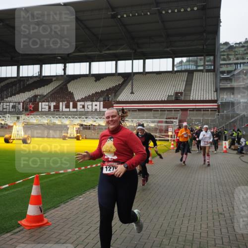 07.12.2025 - St. Pauli X-Mass-Run No. 15 Fabian Wolf http://msf.ph/oto/9421509 07.12.2025 11:46:46 Ziel 346, 371, 570, 609, 642, 649, 903, 978, 987, 1276, 2108, 2109, 2111, 2179, 2180, 2442, 2446, 3960 meine-sportfotos.de