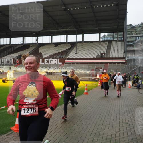 07.12.2025 - St. Pauli X-Mass-Run No. 15 Fabian Wolf http://msf.ph/oto/9421511 07.12.2025 11:46:46 Ziel 346, 371, 570, 609, 642, 649, 903, 978, 987, 1276, 2108, 2109, 2111, 2179, 2180, 2442, 2446, 3960 meine-sportfotos.de