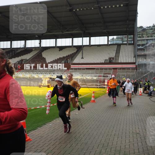 07.12.2025 - St. Pauli X-Mass-Run No. 15 Fabian Wolf http://msf.ph/oto/9421512 07.12.2025 11:46:46 Ziel 346, 371, 570, 609, 642, 649, 903, 978, 987, 1276, 2108, 2109, 2111, 2179, 2180, 2442, 2446, 3960 meine-sportfotos.de