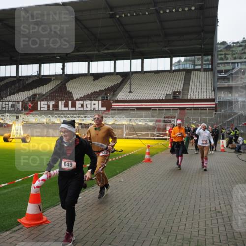 07.12.2025 - St. Pauli X-Mass-Run No. 15 Fabian Wolf http://msf.ph/oto/9421513 07.12.2025 11:46:46 Ziel 346, 371, 570, 609, 642, 649, 903, 978, 987, 1276, 2108, 2109, 2111, 2179, 2180, 2442, 2446, 3960 meine-sportfotos.de