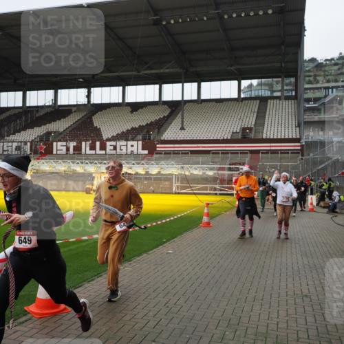 07.12.2025 - St. Pauli X-Mass-Run No. 15 Fabian Wolf http://msf.ph/oto/9421514 07.12.2025 11:46:47 Ziel 346, 371, 567, 570, 609, 642, 649, 903, 978, 987, 1276, 2179, 2180, 2442, 2446, 3960 meine-sportfotos.de