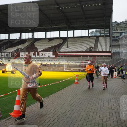 07.12.2025 - St. Pauli X-Mass-Run No. 15 Fabian Wolf http://msf.ph/oto/9421515 07.12.2025 11:46:47 Ziel 346, 371, 567, 570, 609, 642, 649, 903, 978, 987, 1276, 2179, 2180, 2442, 2446, 3960 meine-sportfotos.de