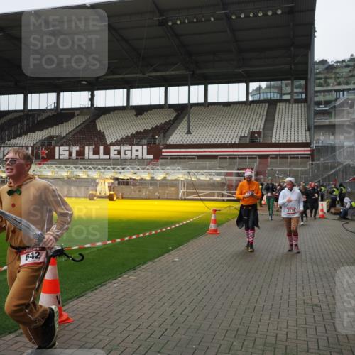 07.12.2025 - St. Pauli X-Mass-Run No. 15 Fabian Wolf http://msf.ph/oto/9421516 07.12.2025 11:46:47 Ziel 346, 371, 567, 570, 609, 642, 649, 903, 978, 987, 1276, 2179, 2180, 2442, 2446, 3960 meine-sportfotos.de