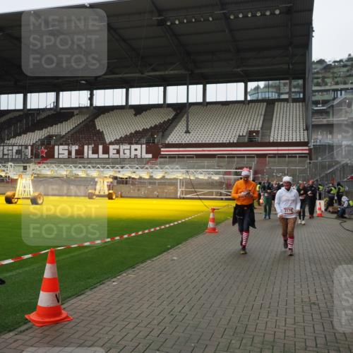 07.12.2025 - St. Pauli X-Mass-Run No. 15 Fabian Wolf http://msf.ph/oto/9421517 07.12.2025 11:46:47 Ziel 346, 371, 567, 570, 609, 642, 649, 903, 978, 987, 1276, 2179, 2180, 2442, 2446, 3960 meine-sportfotos.de