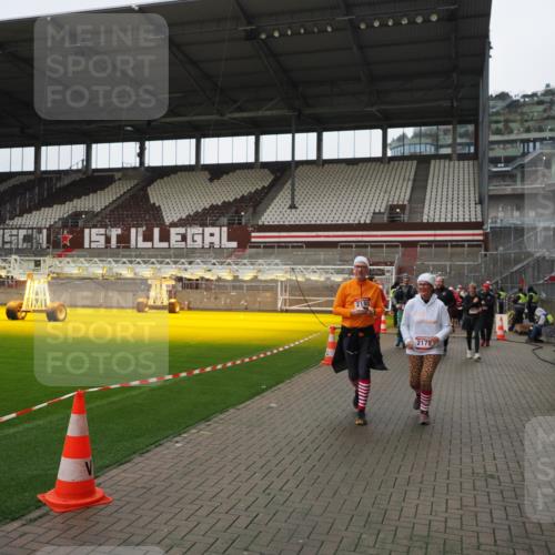 07.12.2025 - St. Pauli X-Mass-Run No. 15 Fabian Wolf http://msf.ph/oto/9421518 07.12.2025 11:46:48 Ziel 346, 371, 567, 570, 609, 640, 642, 649, 903, 978, 987, 1276, 2179, 2180, 2222, 2347, 2442, 2446, 3525 meine-sportfotos.de