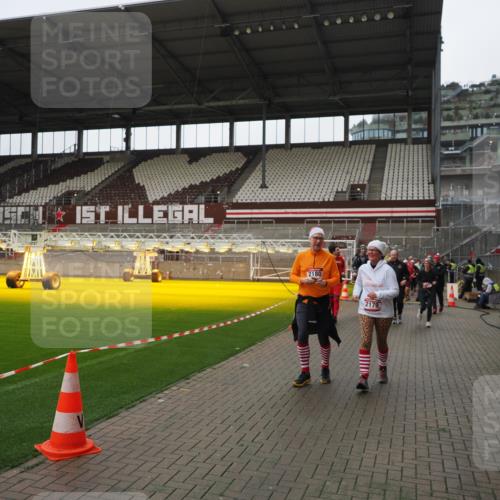 07.12.2025 - St. Pauli X-Mass-Run No. 15 Fabian Wolf http://msf.ph/oto/9421519 07.12.2025 11:46:48 Ziel 346, 371, 567, 570, 609, 640, 642, 649, 903, 978, 987, 1276, 2179, 2180, 2222, 2347, 2442, 2446, 3525 meine-sportfotos.de