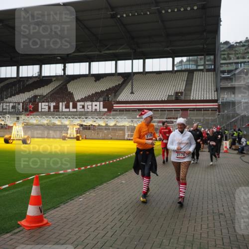 07.12.2025 - St. Pauli X-Mass-Run No. 15 Fabian Wolf http://msf.ph/oto/9421521 07.12.2025 11:46:48 Ziel 346, 371, 567, 570, 609, 640, 642, 649, 903, 978, 987, 1276, 2179, 2180, 2222, 2347, 2442, 2446, 3525 meine-sportfotos.de