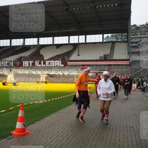 07.12.2025 - St. Pauli X-Mass-Run No. 15 Fabian Wolf http://msf.ph/oto/9421522 07.12.2025 11:46:49 Ziel 346, 371, 567, 570, 609, 640, 642, 645, 647, 649, 903, 978, 987, 1276, 2179, 2180, 2222, 2347, 2442, 2446, 3525, 3924, 3925 meine-sportfotos.de