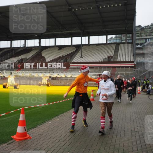 07.12.2025 - St. Pauli X-Mass-Run No. 15 Fabian Wolf http://msf.ph/oto/9421523 07.12.2025 11:46:49 Ziel 346, 371, 567, 570, 609, 640, 642, 645, 647, 649, 903, 978, 987, 1276, 2179, 2180, 2222, 2347, 2442, 2446, 3525, 3924, 3925 meine-sportfotos.de