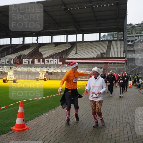 07.12.2025 - St. Pauli X-Mass-Run No. 15 Fabian Wolf http://msf.ph/oto/9421524 07.12.2025 11:46:49 Ziel 346, 371, 567, 570, 609, 640, 642, 645, 647, 649, 903, 978, 987, 1276, 2179, 2180, 2222, 2347, 2442, 2446, 3525, 3924, 3925 meine-sportfotos.de