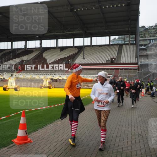 07.12.2025 - St. Pauli X-Mass-Run No. 15 Fabian Wolf http://msf.ph/oto/9421525 07.12.2025 11:46:49 Ziel 346, 371, 567, 570, 609, 640, 642, 645, 647, 649, 903, 978, 987, 1276, 2179, 2180, 2222, 2347, 2442, 2446, 3525, 3924, 3925 meine-sportfotos.de