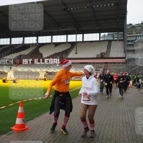 07.12.2025 - St. Pauli X-Mass-Run No. 15 Fabian Wolf http://msf.ph/oto/9421526 07.12.2025 11:46:49 Ziel 346, 371, 567, 570, 609, 640, 642, 645, 647, 649, 903, 978, 987, 1276, 2179, 2180, 2222, 2347, 2442, 2446, 3525, 3924, 3925 meine-sportfotos.de
