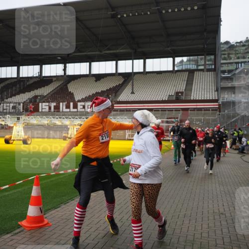07.12.2025 - St. Pauli X-Mass-Run No. 15 Fabian Wolf http://msf.ph/oto/9421527 07.12.2025 11:46:50 Ziel 346, 371, 567, 570, 609, 640, 642, 645, 647, 649, 903, 978, 987, 1276, 2179, 2180, 2222, 2347, 2442, 2446, 2798, 2928, 3010, 3210, 3525, 3924, 3925 meine-sportfotos.de