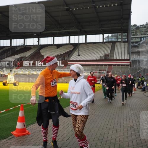 07.12.2025 - St. Pauli X-Mass-Run No. 15 Fabian Wolf http://msf.ph/oto/9421528 07.12.2025 11:46:50 Ziel 346, 371, 567, 570, 609, 640, 642, 645, 647, 649, 903, 978, 987, 1276, 2179, 2180, 2222, 2347, 2442, 2446, 2798, 2928, 3010, 3210, 3525, 3924, 3925 meine-sportfotos.de
