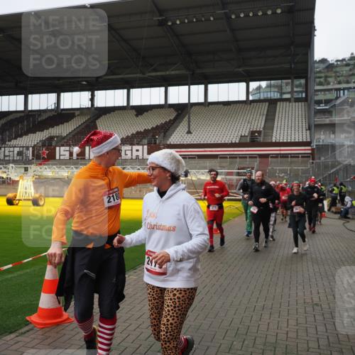 07.12.2025 - St. Pauli X-Mass-Run No. 15 Fabian Wolf http://msf.ph/oto/9421529 07.12.2025 11:46:50 Ziel 346, 371, 567, 570, 609, 640, 642, 645, 647, 649, 903, 978, 987, 1276, 2179, 2180, 2222, 2347, 2442, 2446, 2798, 2928, 3010, 3210, 3525, 3924, 3925 meine-sportfotos.de