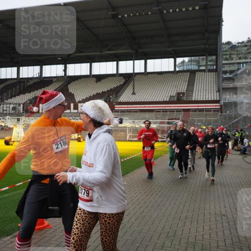 07.12.2025 - St. Pauli X-Mass-Run No. 15 Fabian Wolf http://msf.ph/oto/9421530 07.12.2025 11:46:50 Ziel 346, 371, 567, 570, 609, 640, 642, 645, 647, 649, 903, 978, 987, 1276, 2179, 2180, 2222, 2347, 2442, 2446, 2798, 2928, 3010, 3210, 3525, 3924, 3925 meine-sportfotos.de