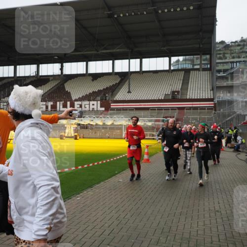 07.12.2025 - St. Pauli X-Mass-Run No. 15 Fabian Wolf http://msf.ph/oto/9421531 07.12.2025 11:46:51 Ziel 346, 371, 567, 570, 609, 640, 642, 645, 647, 649, 903, 978, 987, 1276, 2179, 2180, 2222, 2347, 2442, 2446, 2798, 2928, 3010, 3210, 3525, 3924, 3925 meine-sportfotos.de