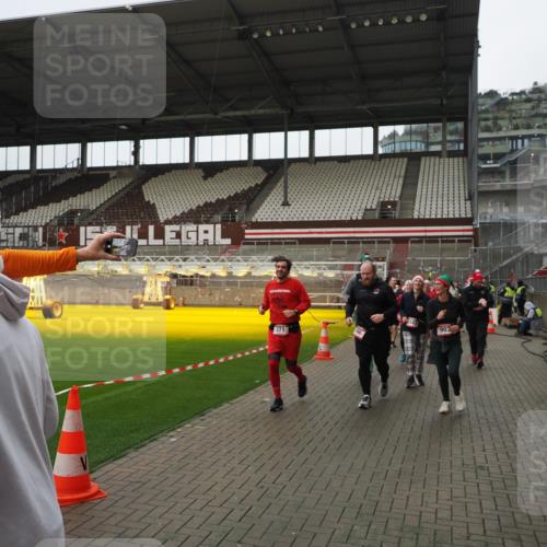 07.12.2025 - St. Pauli X-Mass-Run No. 15 Fabian Wolf http://msf.ph/oto/9421532 07.12.2025 11:46:51 Ziel 346, 371, 567, 570, 609, 640, 642, 645, 647, 649, 903, 978, 987, 1276, 2179, 2180, 2222, 2347, 2442, 2446, 2798, 2928, 3010, 3210, 3525, 3924, 3925 meine-sportfotos.de