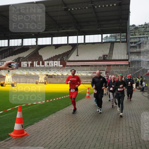 07.12.2025 - St. Pauli X-Mass-Run No. 15 Fabian Wolf http://msf.ph/oto/9421533 07.12.2025 11:46:51 Ziel 346, 371, 567, 570, 609, 640, 642, 645, 647, 649, 903, 978, 987, 1276, 2179, 2180, 2222, 2347, 2442, 2446, 2798, 2928, 3010, 3210, 3525, 3924, 3925 meine-sportfotos.de