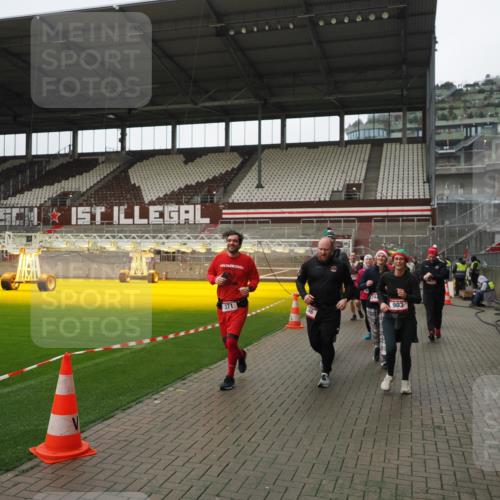 07.12.2025 - St. Pauli X-Mass-Run No. 15 Fabian Wolf http://msf.ph/oto/9421534 07.12.2025 11:46:51 Ziel 346, 371, 567, 570, 609, 640, 642, 645, 647, 649, 903, 978, 987, 1276, 2179, 2180, 2222, 2347, 2442, 2446, 2798, 2928, 3010, 3210, 3525, 3924, 3925 meine-sportfotos.de