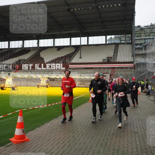 07.12.2025 - St. Pauli X-Mass-Run No. 15 Fabian Wolf http://msf.ph/oto/9421535 07.12.2025 11:46:51 Ziel 346, 371, 567, 570, 609, 640, 642, 645, 647, 649, 903, 978, 987, 1276, 2179, 2180, 2222, 2347, 2442, 2446, 2798, 2928, 3010, 3210, 3525, 3924, 3925 meine-sportfotos.de