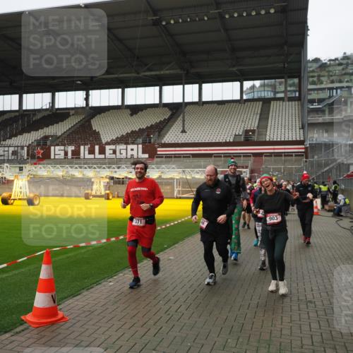 07.12.2025 - St. Pauli X-Mass-Run No. 15 Fabian Wolf http://msf.ph/oto/9421536 07.12.2025 11:46:52 Ziel 346, 371, 567, 570, 609, 640, 642, 645, 647, 649, 903, 978, 987, 1276, 1881, 1882, 2179, 2180, 2182, 2222, 2347, 2442, 2446, 2798, 2928, 3010, 3210, 3525, 3924, 3925, 3961 meine-sportfotos.de