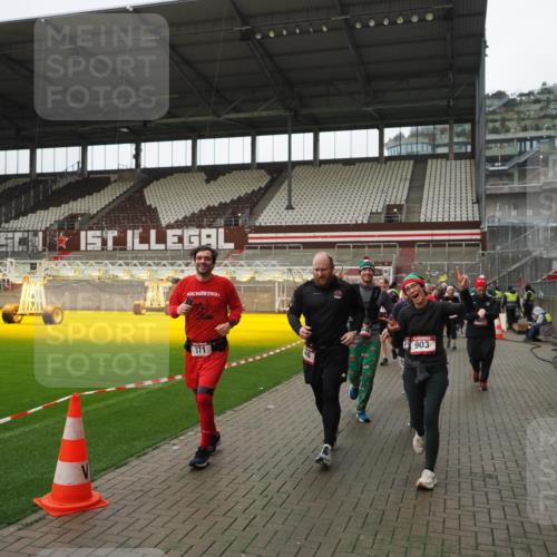 07.12.2025 - St. Pauli X-Mass-Run No. 15 Fabian Wolf http://msf.ph/oto/9421537 07.12.2025 11:46:52 Ziel 346, 371, 567, 570, 609, 640, 642, 645, 647, 649, 903, 978, 987, 1276, 1881, 1882, 2179, 2180, 2182, 2222, 2347, 2442, 2446, 2798, 2928, 3010, 3210, 3525, 3924, 3925, 3961 meine-sportfotos.de