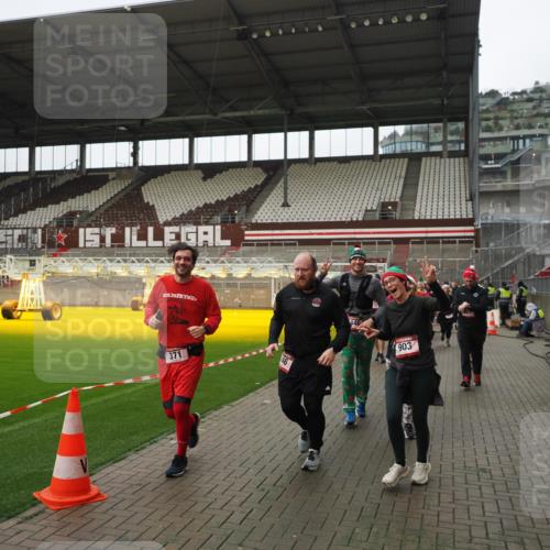 07.12.2025 - St. Pauli X-Mass-Run No. 15 Fabian Wolf http://msf.ph/oto/9421538 07.12.2025 11:46:52 Ziel 346, 371, 567, 570, 609, 640, 642, 645, 647, 649, 903, 978, 987, 1276, 1881, 1882, 2179, 2180, 2182, 2222, 2347, 2442, 2446, 2798, 2928, 3010, 3210, 3525, 3924, 3925, 3961 meine-sportfotos.de