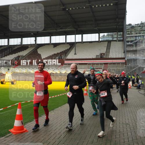 07.12.2025 - St. Pauli X-Mass-Run No. 15 Fabian Wolf http://msf.ph/oto/9421539 07.12.2025 11:46:52 Ziel 346, 371, 567, 570, 609, 640, 642, 645, 647, 649, 903, 978, 987, 1276, 1881, 1882, 2179, 2180, 2182, 2222, 2347, 2442, 2446, 2798, 2928, 3010, 3210, 3525, 3924, 3925, 3961 meine-sportfotos.de