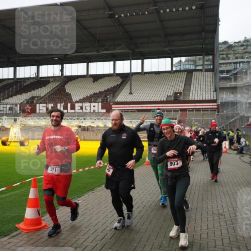 07.12.2025 - St. Pauli X-Mass-Run No. 15 Fabian Wolf http://msf.ph/oto/9421540 07.12.2025 11:46:52 Ziel 346, 371, 567, 570, 609, 640, 642, 645, 647, 649, 903, 978, 987, 1276, 1881, 1882, 2179, 2180, 2182, 2222, 2347, 2442, 2446, 2798, 2928, 3010, 3210, 3525, 3924, 3925, 3961 meine-sportfotos.de