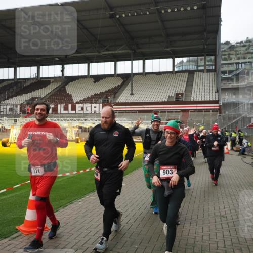 07.12.2025 - St. Pauli X-Mass-Run No. 15 Fabian Wolf http://msf.ph/oto/9421541 07.12.2025 11:46:53 Ziel 346, 371, 567, 570, 609, 640, 642, 645, 647, 649, 903, 978, 987, 1276, 1881, 1882, 2047, 2114, 2179, 2180, 2182, 2222, 2347, 2442, 2446, 2798, 2928, 3010, 3210, 3525, 3777, 3924, 3925, 3961 meine-sportfotos.de