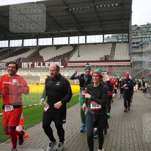 07.12.2025 - St. Pauli X-Mass-Run No. 15 Fabian Wolf http://msf.ph/oto/9421542 07.12.2025 11:46:53 Ziel 346, 371, 567, 570, 609, 640, 642, 645, 647, 649, 903, 978, 987, 1276, 1881, 1882, 2047, 2114, 2179, 2180, 2182, 2222, 2347, 2442, 2446, 2798, 2928, 3010, 3210, 3525, 3777, 3924, 3925, 3961 meine-sportfotos.de