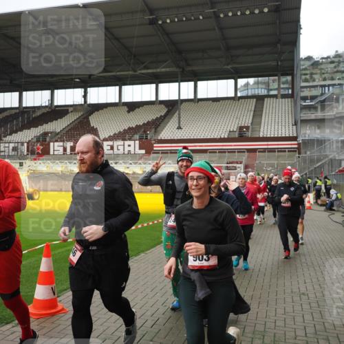07.12.2025 - St. Pauli X-Mass-Run No. 15 Fabian Wolf http://msf.ph/oto/9421543 07.12.2025 11:46:53 Ziel 346, 371, 567, 570, 609, 640, 642, 645, 647, 649, 903, 978, 987, 1276, 1881, 1882, 2047, 2114, 2179, 2180, 2182, 2222, 2347, 2442, 2446, 2798, 2928, 3010, 3210, 3525, 3777, 3924, 3925, 3961 meine-sportfotos.de