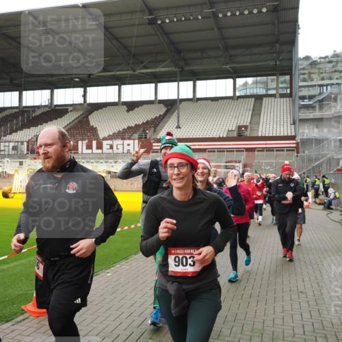 07.12.2025 - St. Pauli X-Mass-Run No. 15 Fabian Wolf http://msf.ph/oto/9421544 07.12.2025 11:46:53 Ziel 346, 371, 567, 570, 609, 640, 642, 645, 647, 649, 903, 978, 987, 1276, 1881, 1882, 2047, 2114, 2179, 2180, 2182, 2222, 2347, 2442, 2446, 2798, 2928, 3010, 3210, 3525, 3777, 3924, 3925, 3961 meine-sportfotos.de