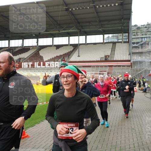 07.12.2025 - St. Pauli X-Mass-Run No. 15 Fabian Wolf http://msf.ph/oto/9421545 07.12.2025 11:46:53 Ziel 346, 371, 567, 570, 609, 640, 642, 645, 647, 649, 903, 978, 987, 1276, 1881, 1882, 2047, 2114, 2179, 2180, 2182, 2222, 2347, 2442, 2446, 2798, 2928, 3010, 3210, 3525, 3777, 3924, 3925, 3961 meine-sportfotos.de