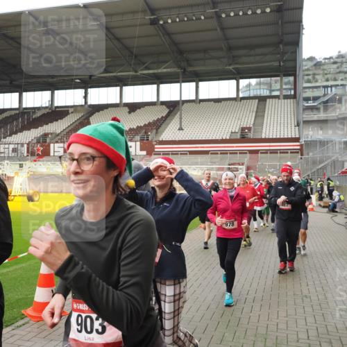 07.12.2025 - St. Pauli X-Mass-Run No. 15 Fabian Wolf http://msf.ph/oto/9421546 07.12.2025 11:46:54 Ziel 346, 371, 567, 570, 609, 640, 642, 645, 647, 649, 903, 978, 987, 1276, 1881, 1882, 2047, 2114, 2179, 2180, 2182, 2222, 2347, 2442, 2446, 2798, 2928, 3010, 3210, 3525, 3777, 3924, 3925, 3961 meine-sportfotos.de