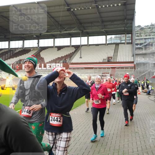 07.12.2025 - St. Pauli X-Mass-Run No. 15 Fabian Wolf http://msf.ph/oto/9421547 07.12.2025 11:46:54 Ziel 346, 371, 567, 570, 609, 640, 642, 645, 647, 649, 903, 978, 987, 1276, 1881, 1882, 2047, 2114, 2179, 2180, 2182, 2222, 2347, 2442, 2446, 2798, 2928, 3010, 3210, 3525, 3777, 3924, 3925, 3961 meine-sportfotos.de